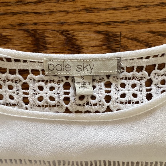 Pale Sky white crochet detailed top. Size S - Picture 4 of 6